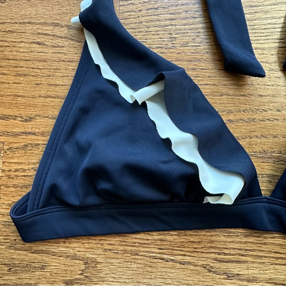 Boden Women’s Wireless bikini top blue And Ivory size 6 with ruffles And ruching - Picture 3 of 16